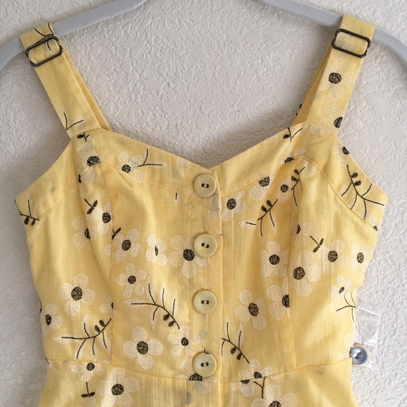 NWOT Modcloth Floral Button Down Sleeveless Top - Picture 3 of 7